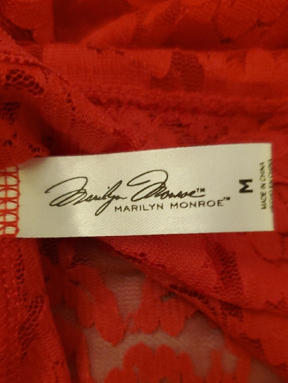 Marilyn Monroe Red Lace Bralette with Floral Pattern - Picture 4 of 5